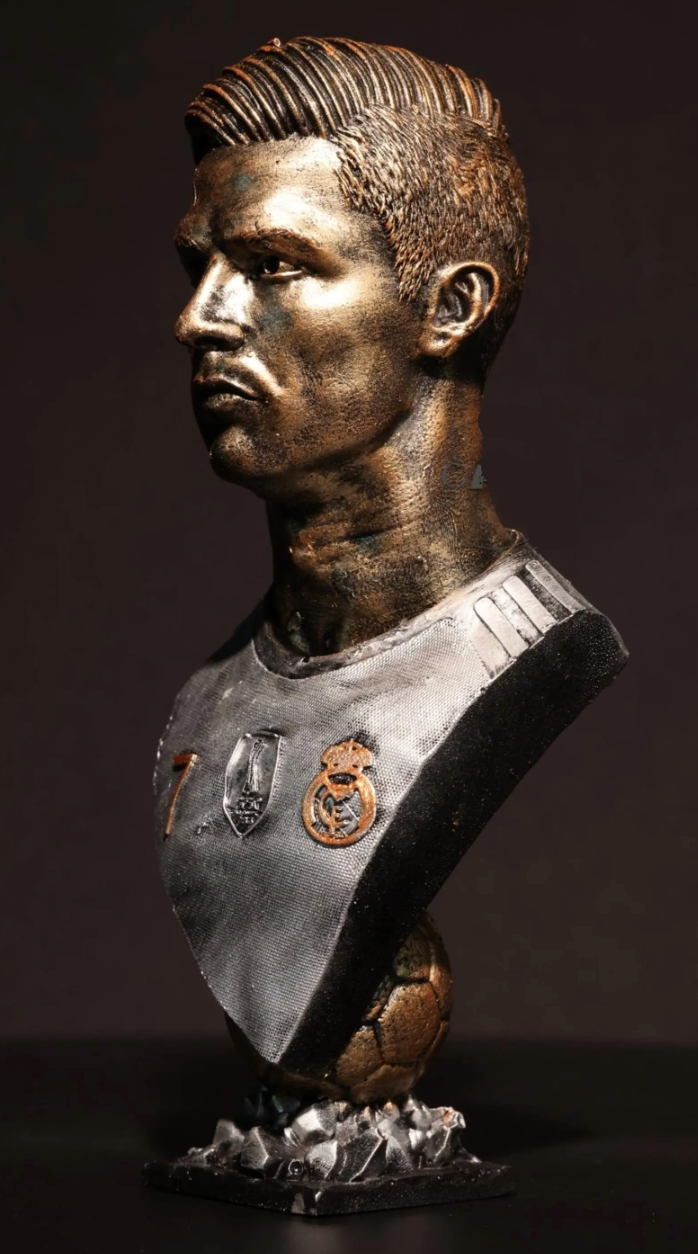 Ronaldo Legendary Miniature – Cristiano Ronaldo Football Statue Collectible